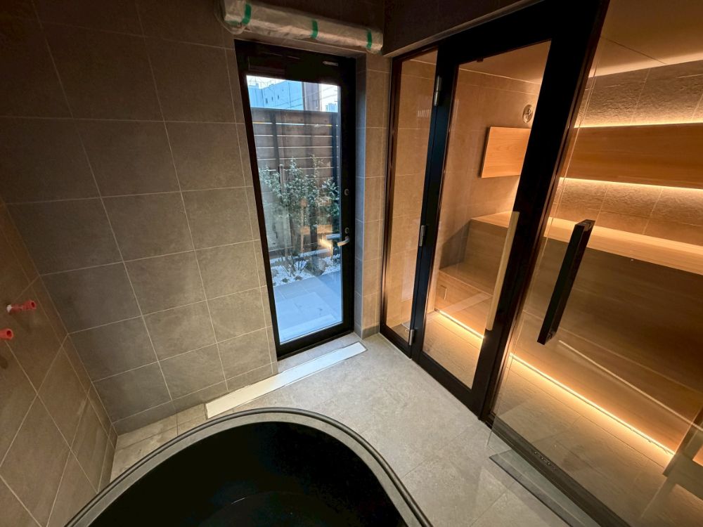 ガラス張りの屋内用自宅サウナと五右衛門水風呂＋チラーを導入