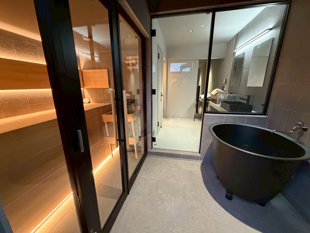 ガラス張りの屋内用自宅サウナと五右衛門水風呂＋チラーを導入