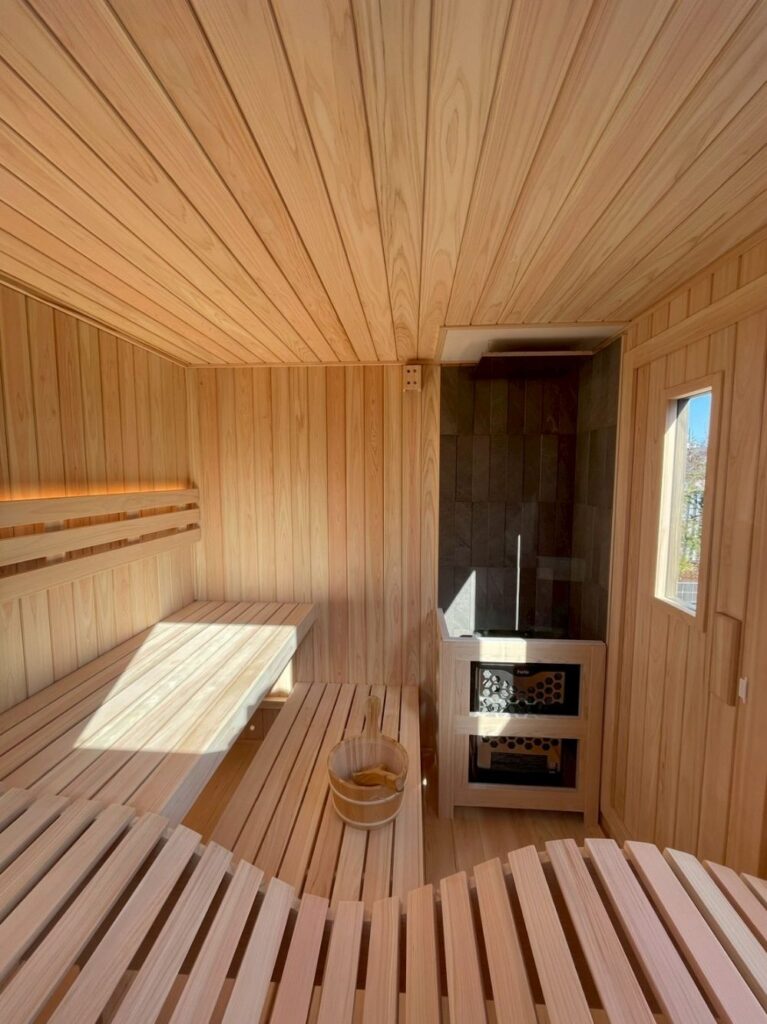 屋上外構にカスタムリクライニングチェアの屋外サウナとチラー付き水風呂を導入