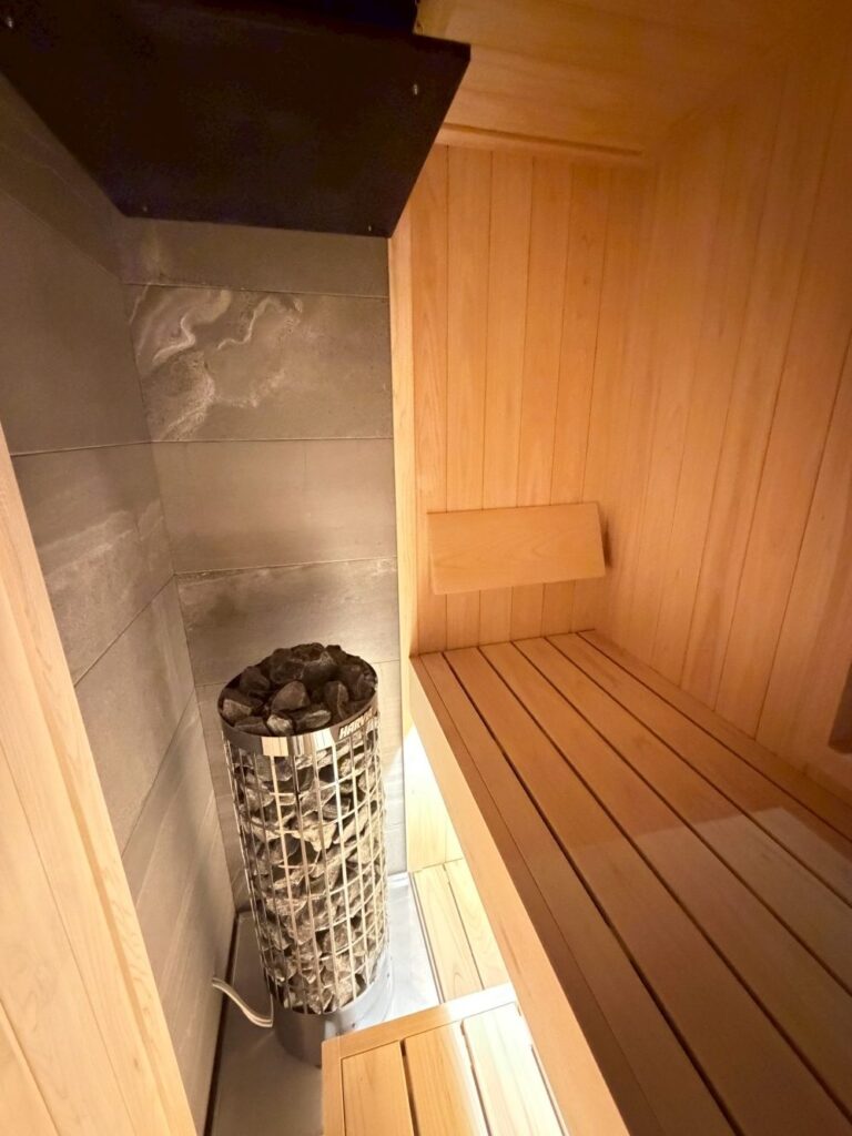 新築戸建て住宅にビルトインサウナと水風呂（チラー付）を導入いただきました。