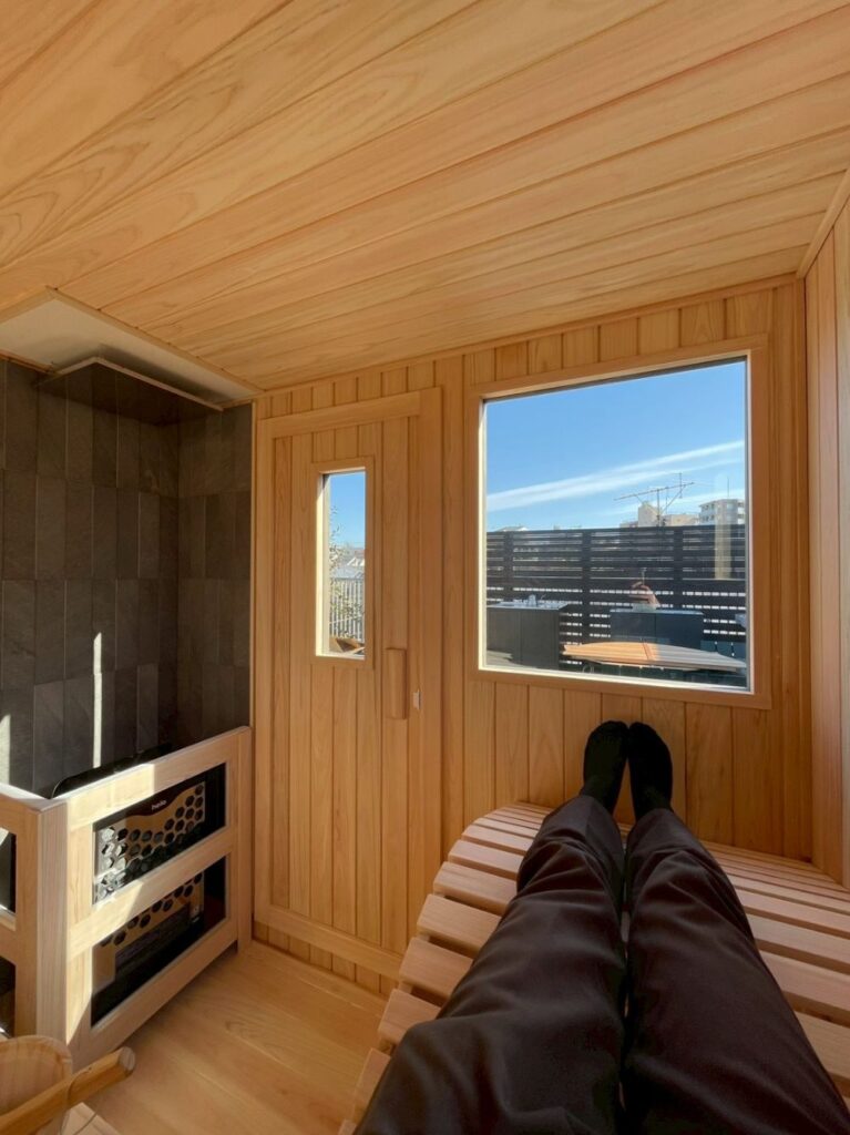 屋上外構にカスタムリクライニングチェアの屋外サウナとチラー付き水風呂を導入