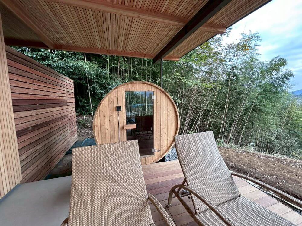 自然環境と調和する屋外用バレルサウナを導入