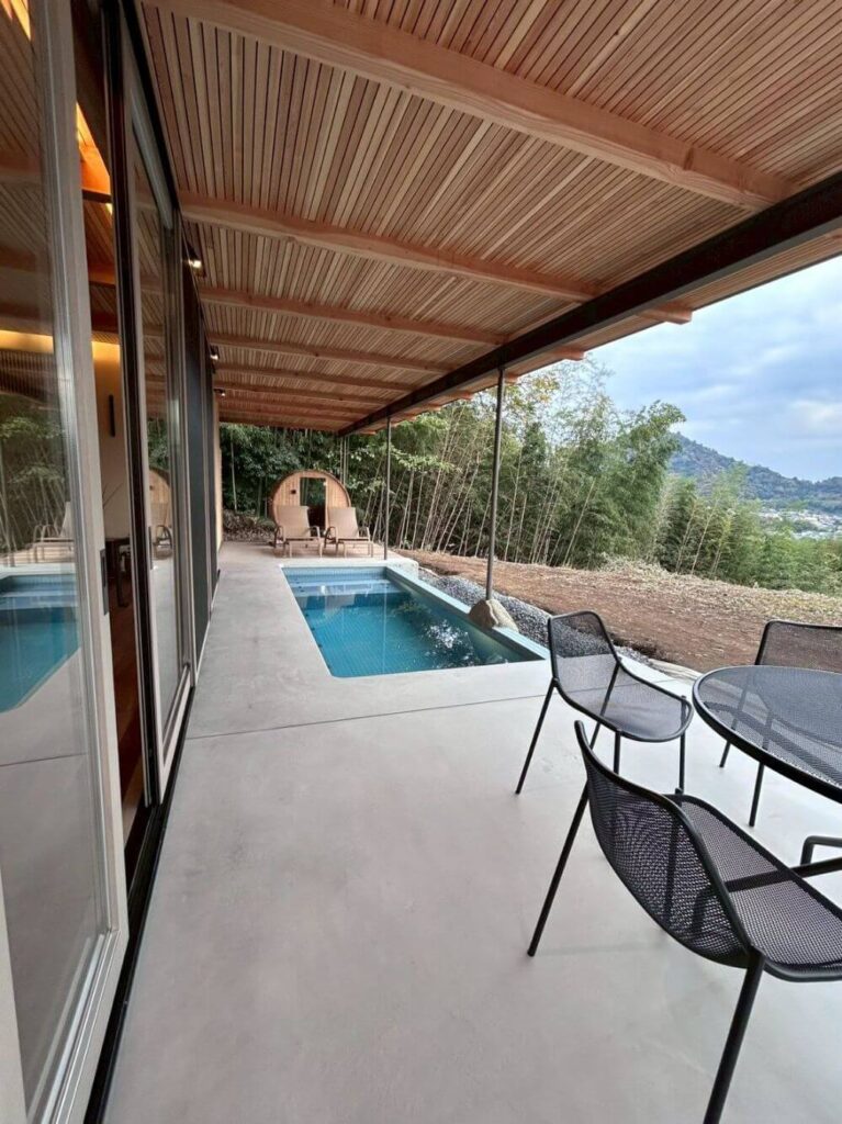 自然環境と調和する屋外用バレルサウナを導入