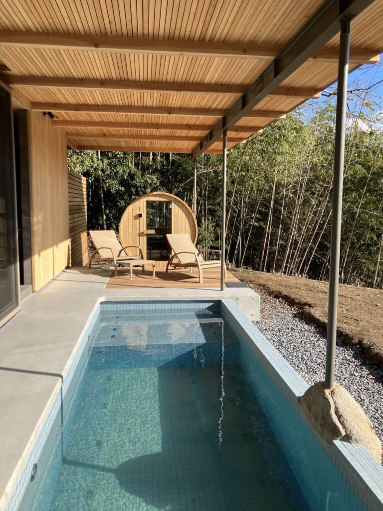 自然環境と調和する屋外用バレルサウナを導入