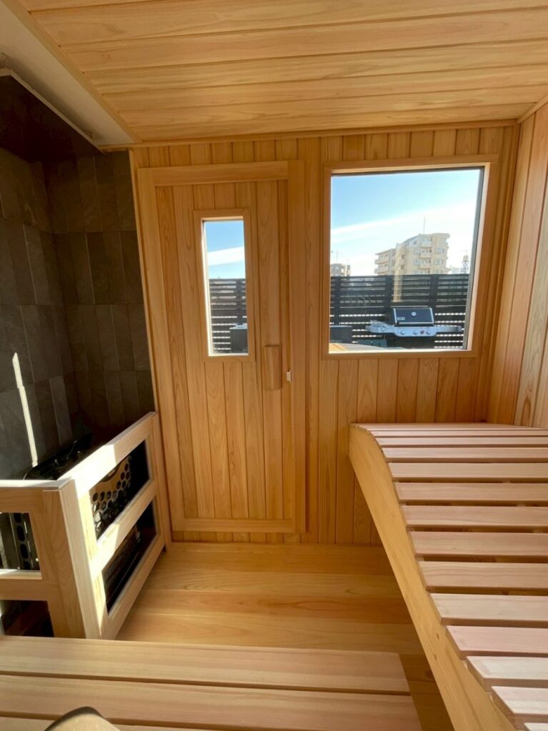 屋上外構にカスタムリクライニングチェアの屋外サウナとチラー付き水風呂を導入