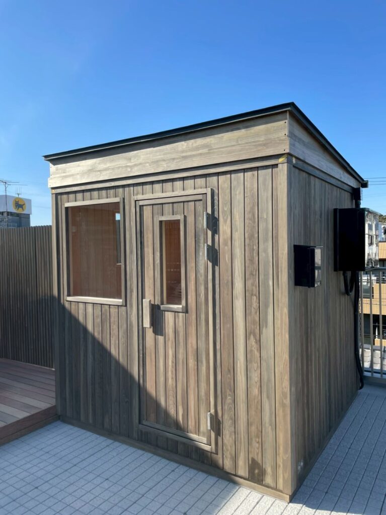 屋上外構にカスタムリクライニングチェアの屋外サウナとチラー付き水風呂を導入