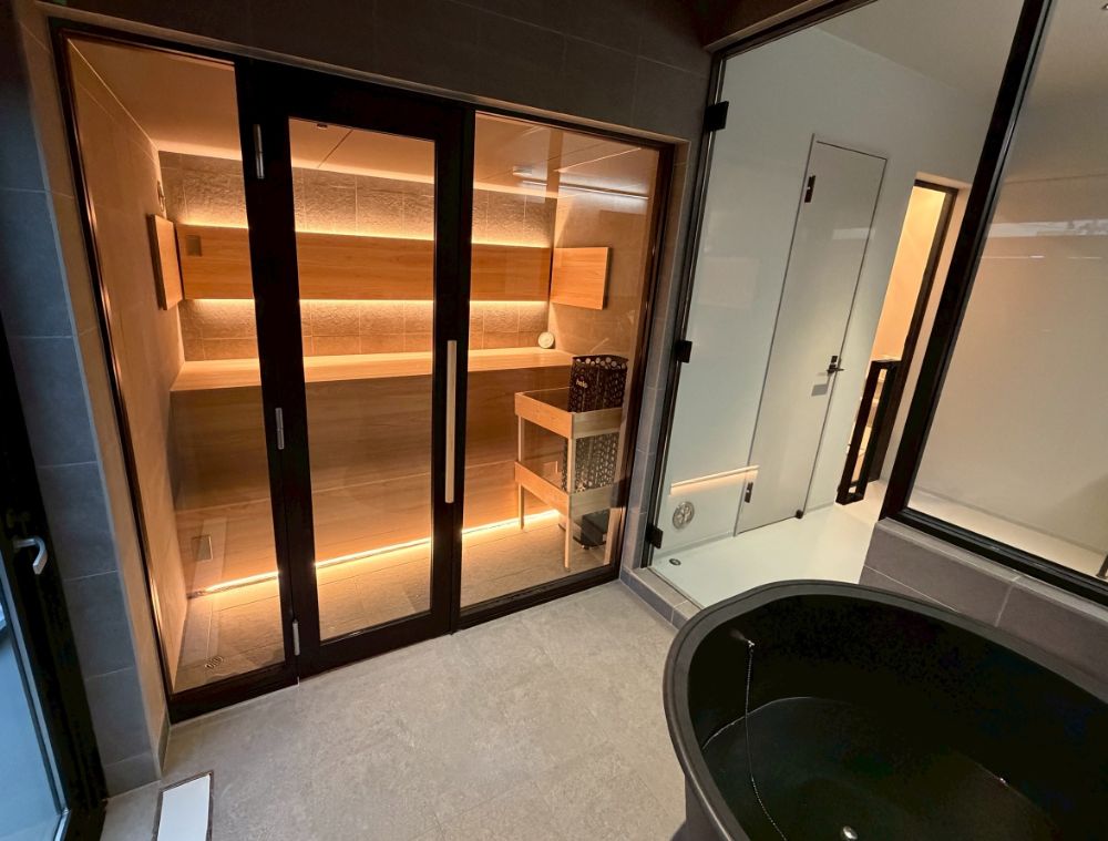 ガラス張りの屋内用自宅サウナと五右衛門水風呂＋チラーを導入