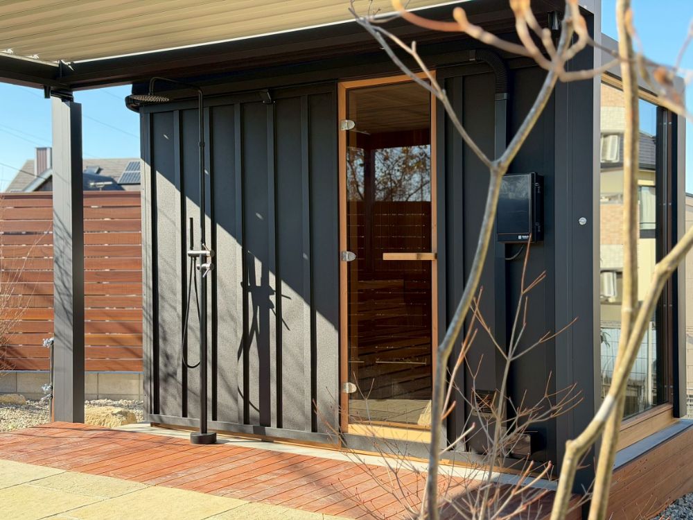 名古屋の個人邸にて外構と一体で楽しむ自宅サウナを導入いただきました。