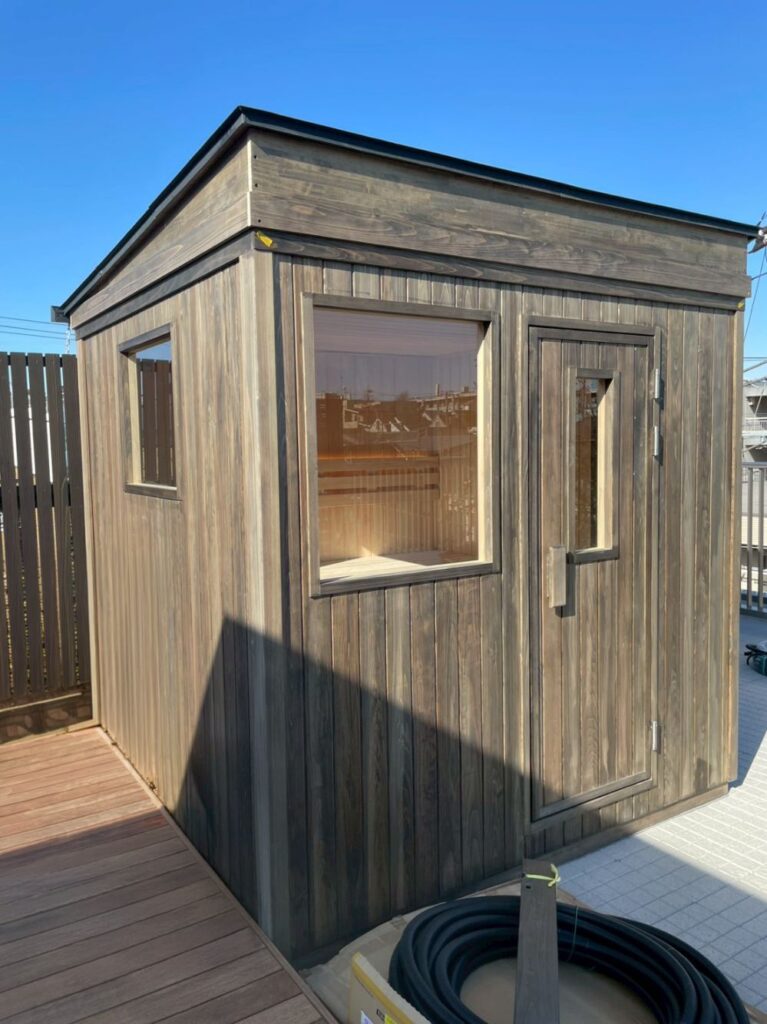 屋上外構にカスタムリクライニングチェアの屋外サウナとチラー付き水風呂を導入