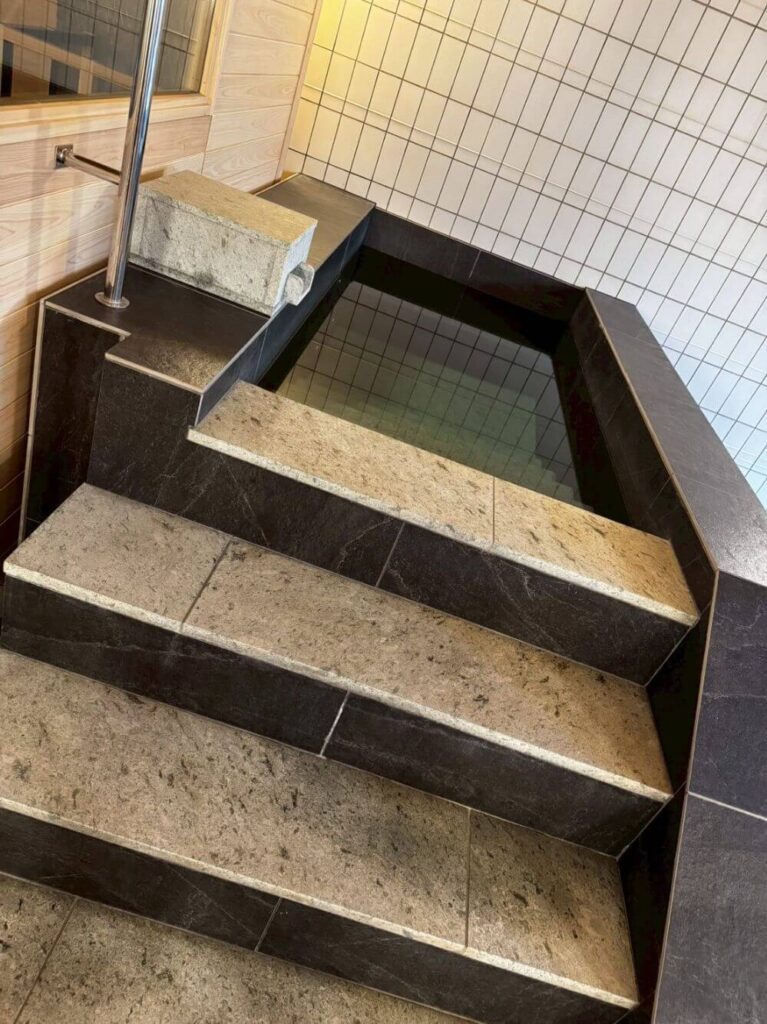 在来浴槽を水風呂化＋チラー工事（温浴施設リニューアル）