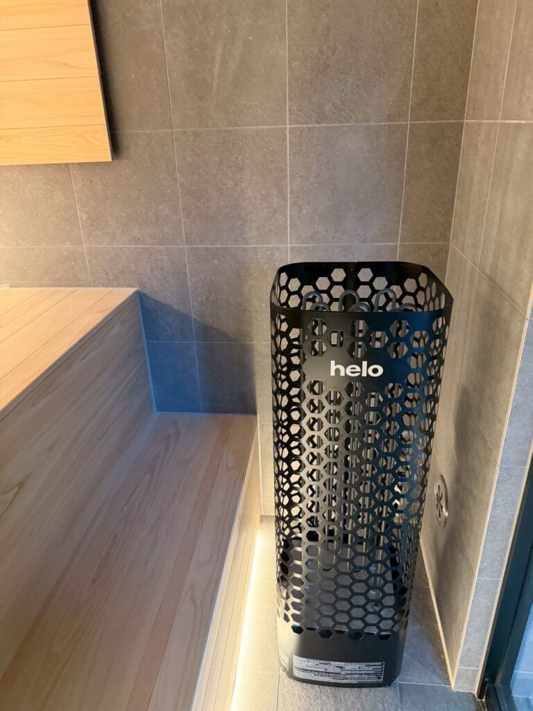 ガラス張りの屋内用自宅サウナと五右衛門水風呂＋チラーを導入