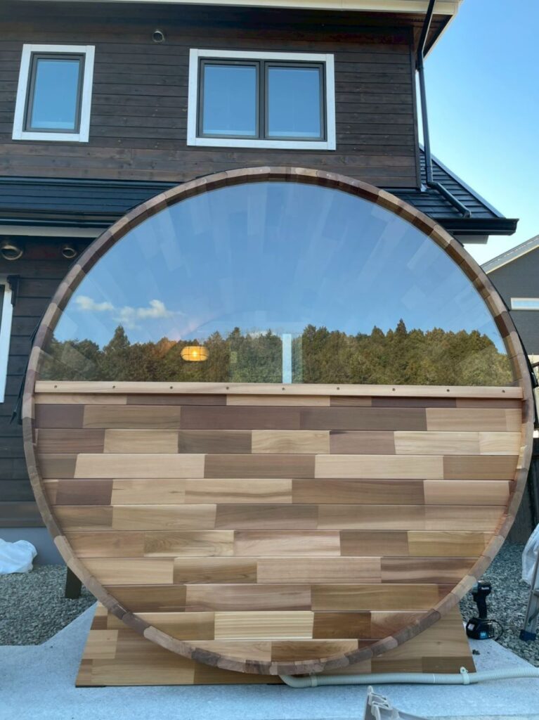 半円窓から自然を一望できる自宅サウナ(バレルサウナ)を導入いただきました。