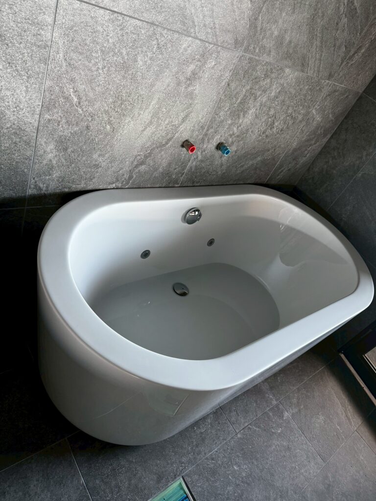 個人宅の屋内に家庭用チラー付き水風呂を設置しました。