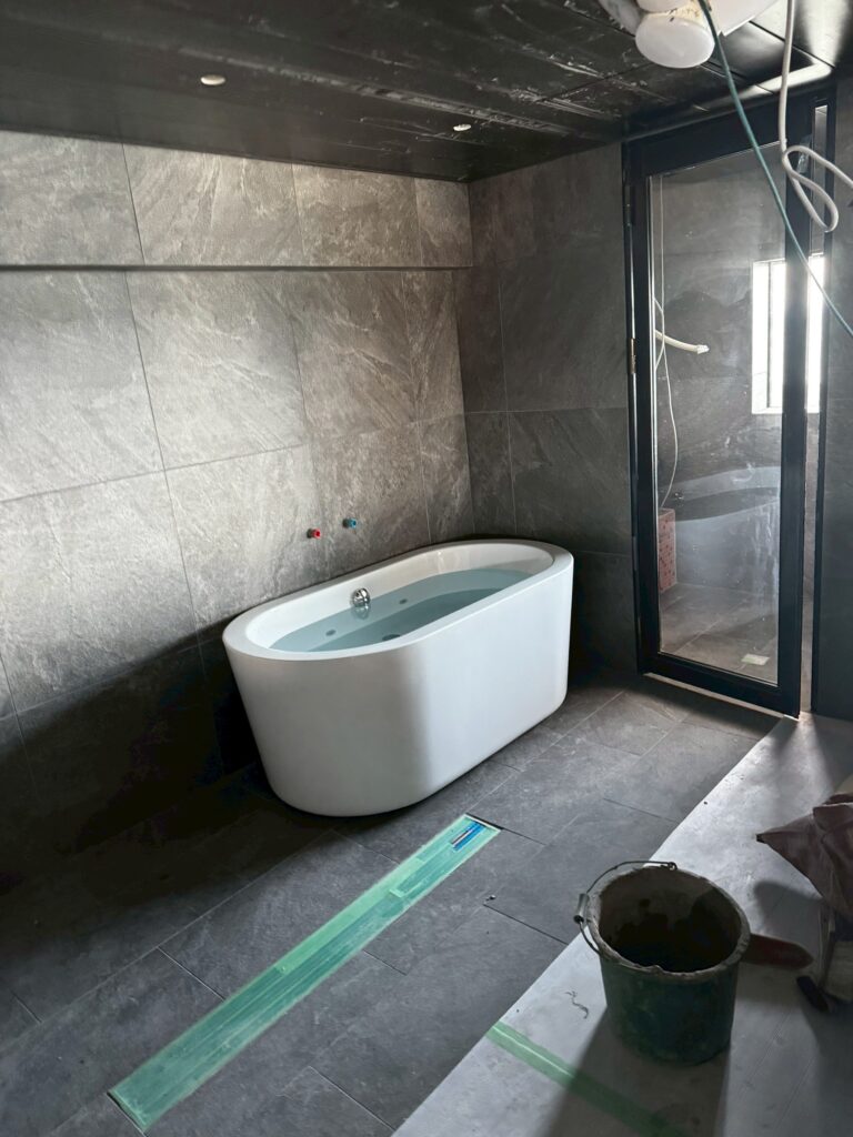 個人宅の屋内に家庭用チラー付き水風呂を設置しました。