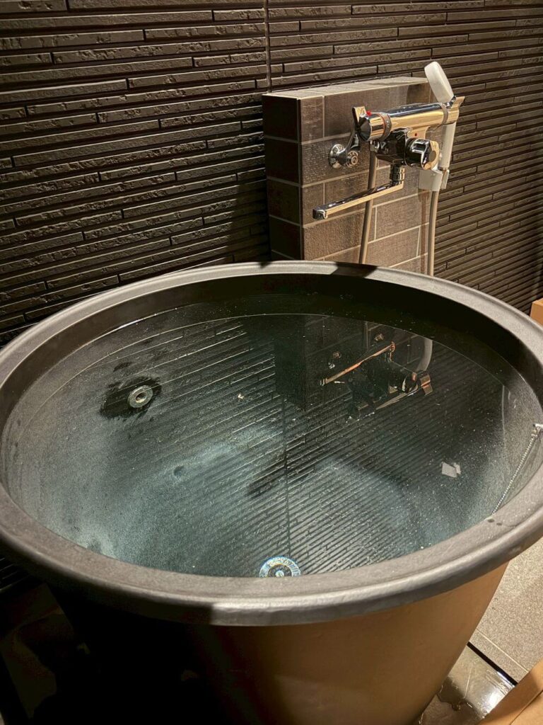 自宅サウナに合わせて水風呂(五右衛門風呂)をウッドデッキに設置