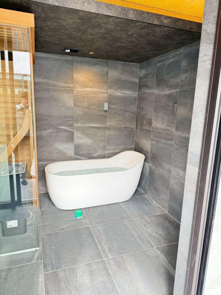 自宅サウナにスタイリッシュな水風呂を併設 導入施工事例