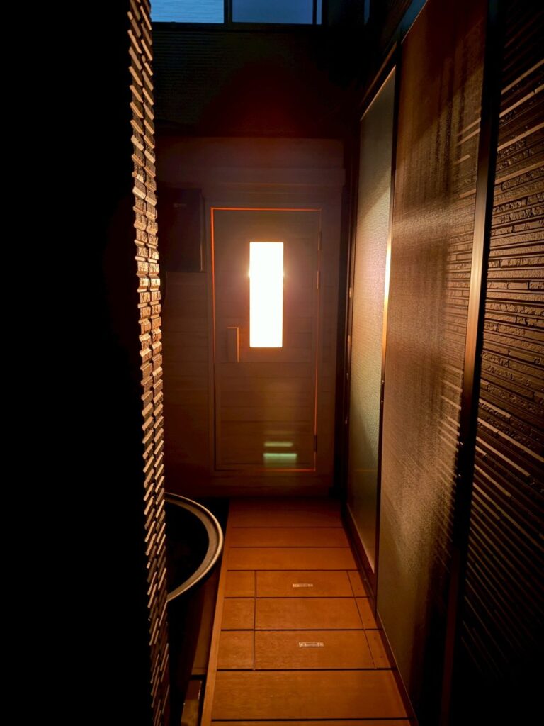 自宅サウナに合わせて水風呂(五右衛門風呂)をウッドデッキに設置