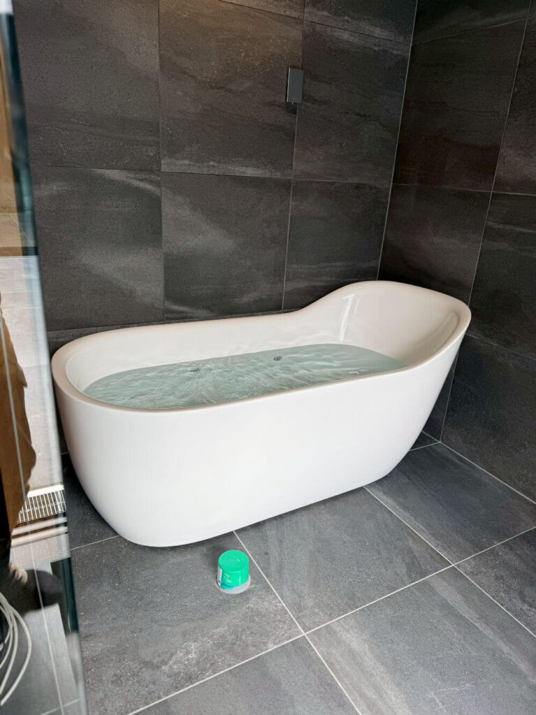 自宅サウナにスタイリッシュな水風呂を併設 導入施工事例