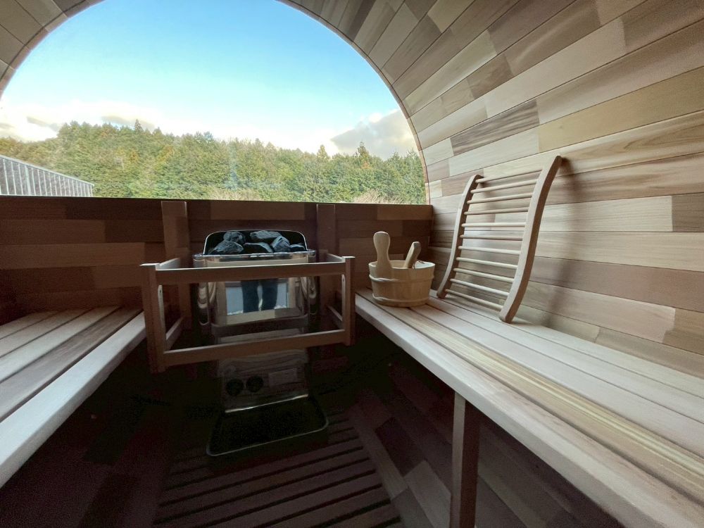 半円窓から自然を一望できる自宅サウナ(バレルサウナ)を導入いただきました。