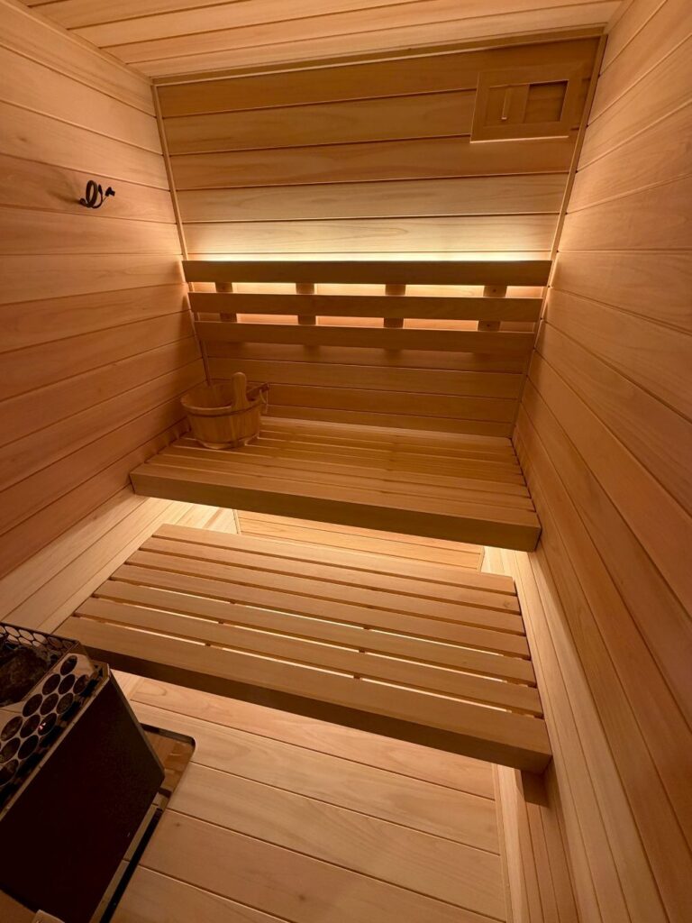 自宅サウナに合わせて水風呂(五右衛門風呂)をウッドデッキに設置