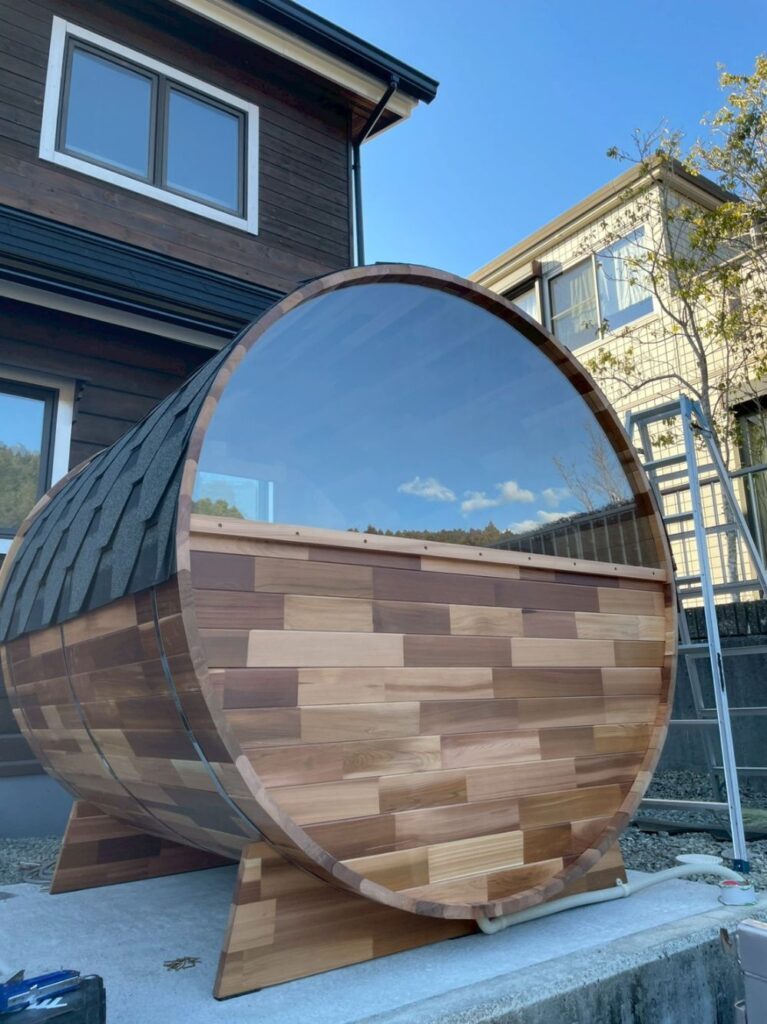 半円窓から自然を一望できる自宅サウナ(バレルサウナ)を導入いただきました。