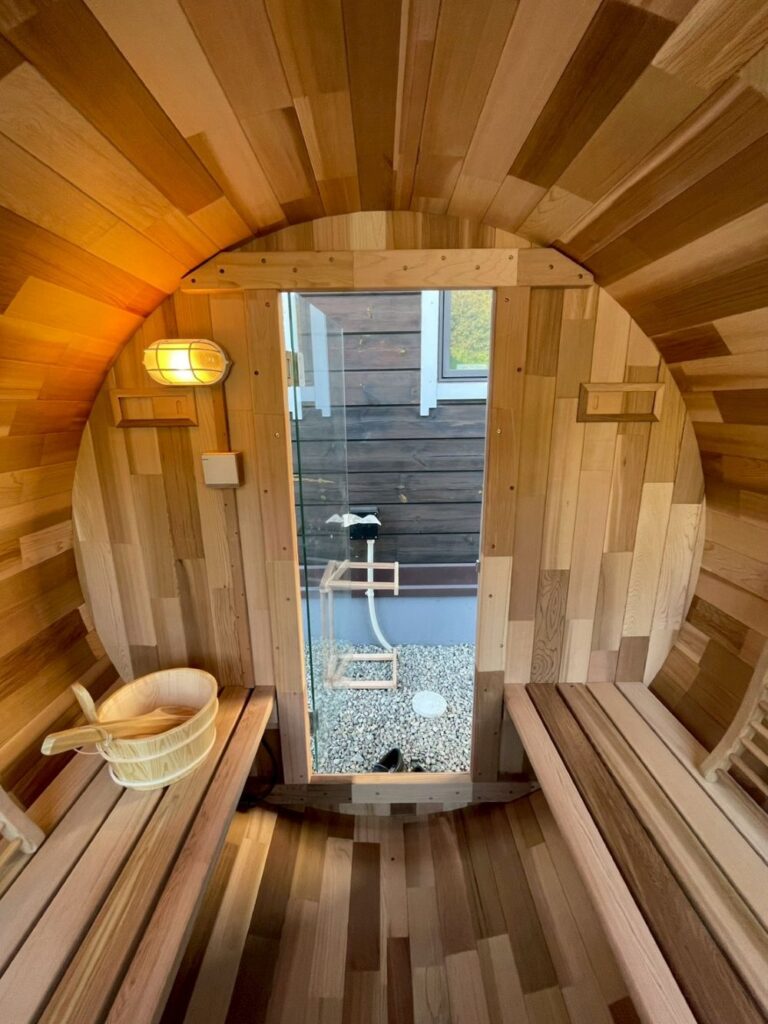 半円窓から自然を一望できる自宅サウナ(バレルサウナ)を導入いただきました。
