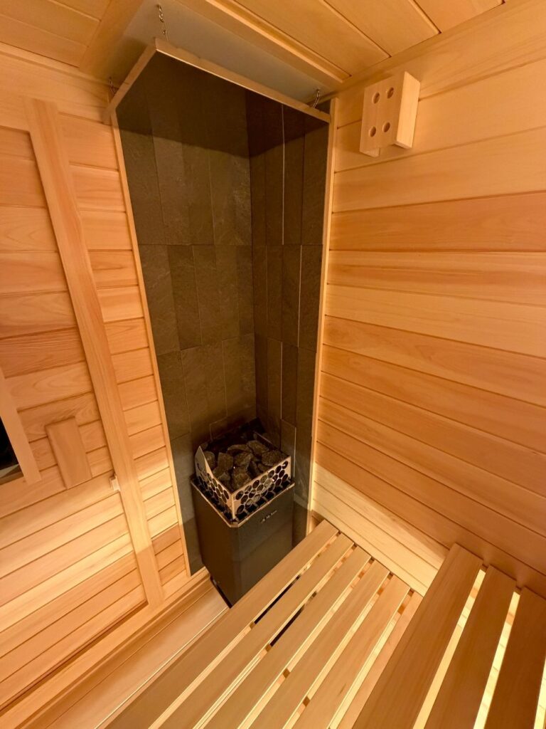 自宅サウナに合わせて水風呂(五右衛門風呂)をウッドデッキに設置