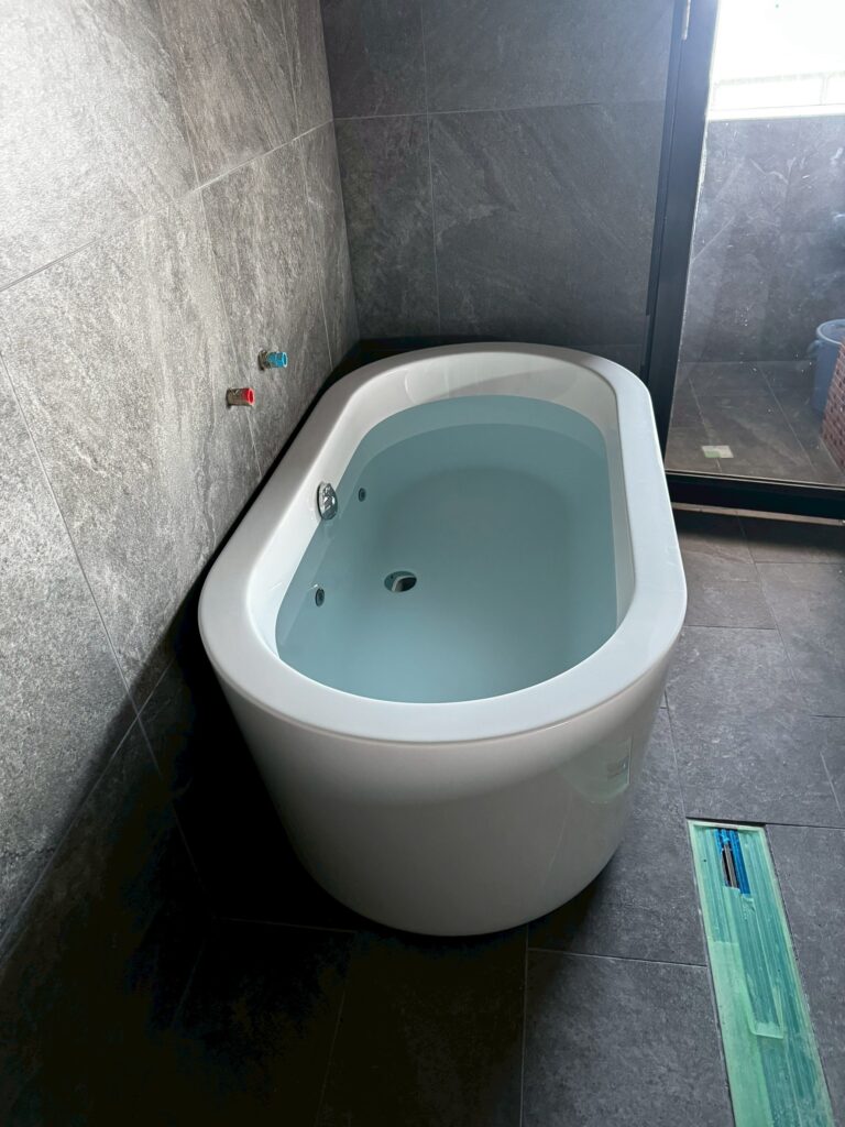 個人宅の屋内に家庭用チラー付き水風呂を設置しました。