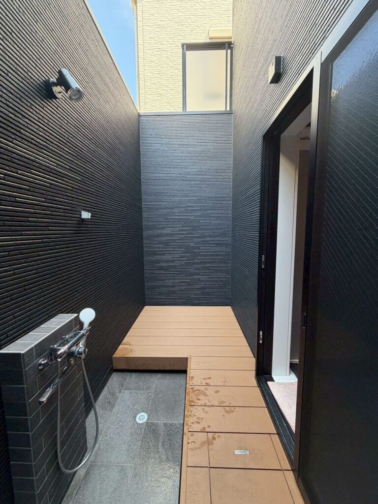 自宅サウナに合わせて水風呂(五右衛門風呂)をウッドデッキに設置