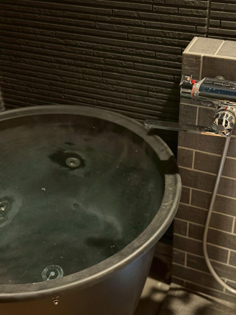 自宅サウナに合わせて水風呂(五右衛門風呂)をウッドデッキに設置