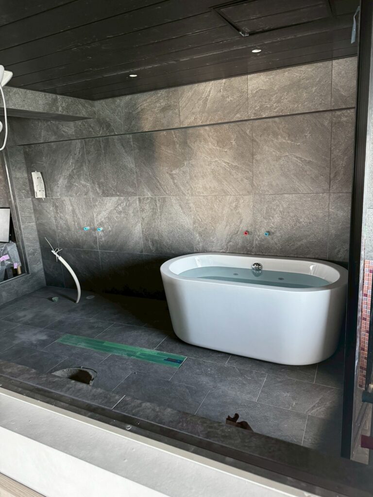 個人宅の屋内に家庭用チラー付き水風呂を設置しました。