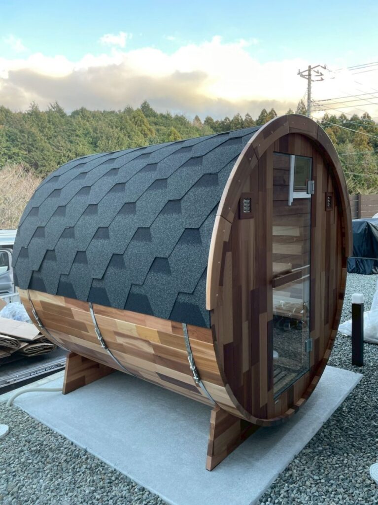 半円窓から自然を一望できる自宅サウナ(バレルサウナ)を導入いただきました。