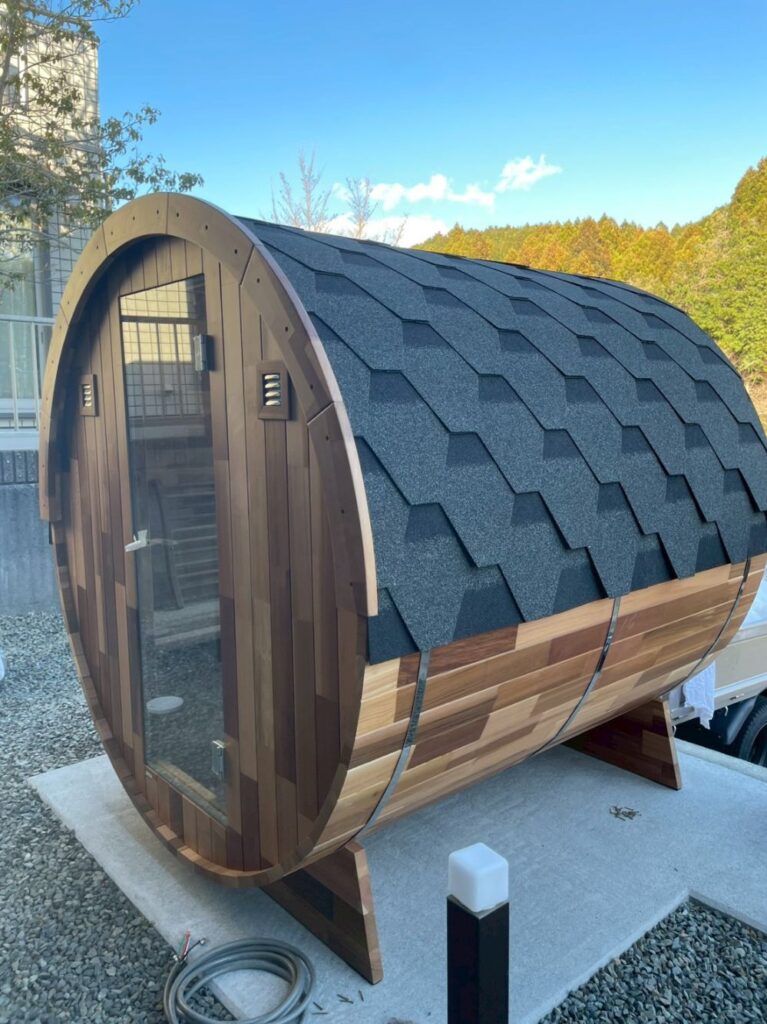 半円窓から自然を一望できる自宅サウナ(バレルサウナ)を導入いただきました。