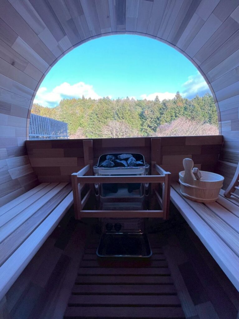 半円窓から自然を一望できる自宅サウナ(バレルサウナ)を導入いただきました。