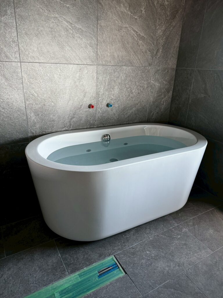 個人宅の屋内に家庭用チラー付き水風呂を設置しました。