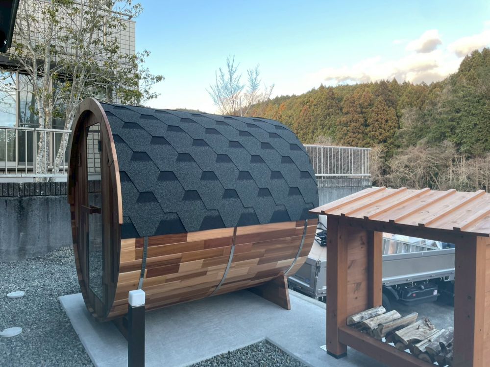 半円窓から自然を一望できる自宅サウナ(バレルサウナ)を導入いただきました。