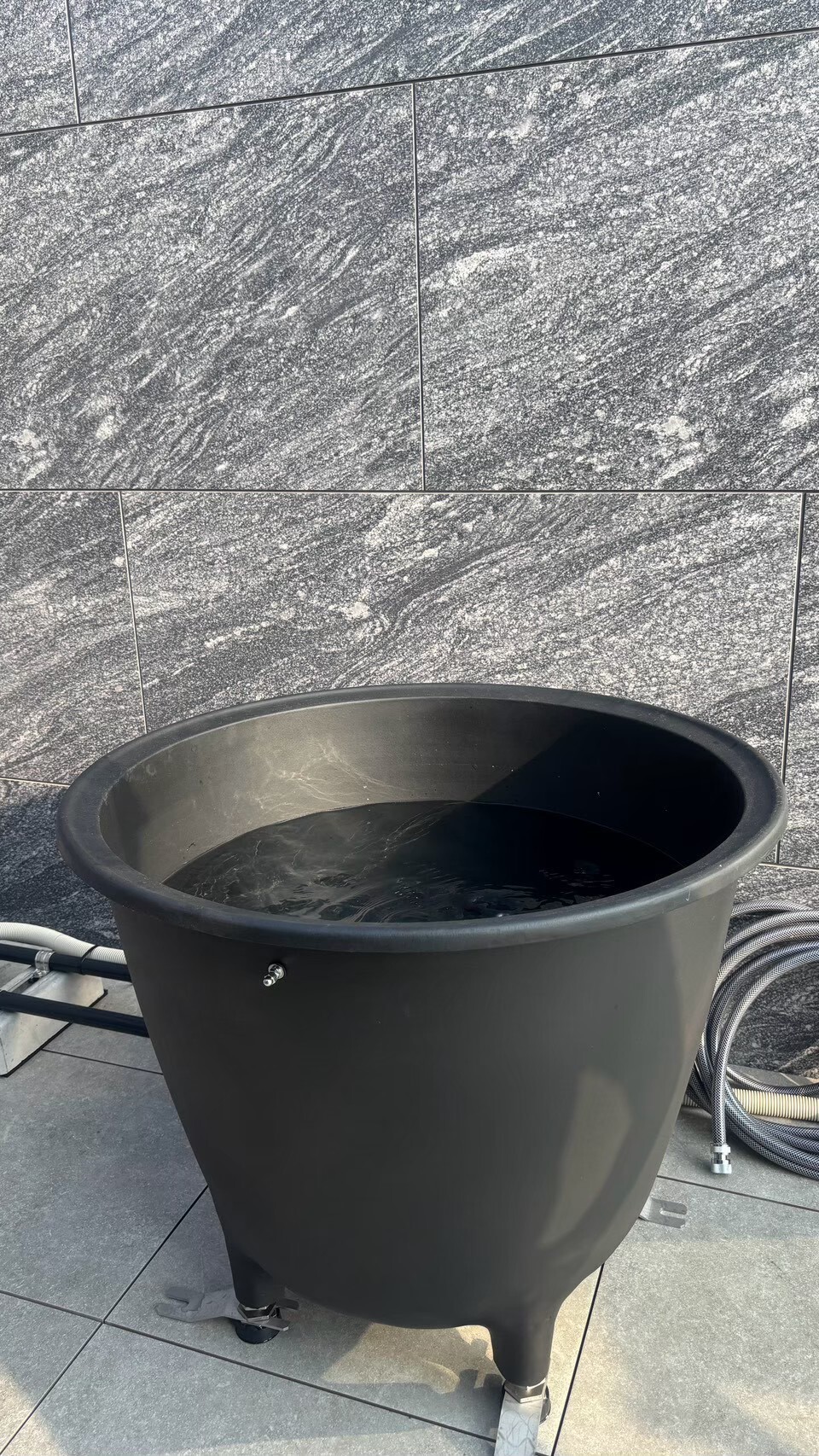 黒い円形の水風呂