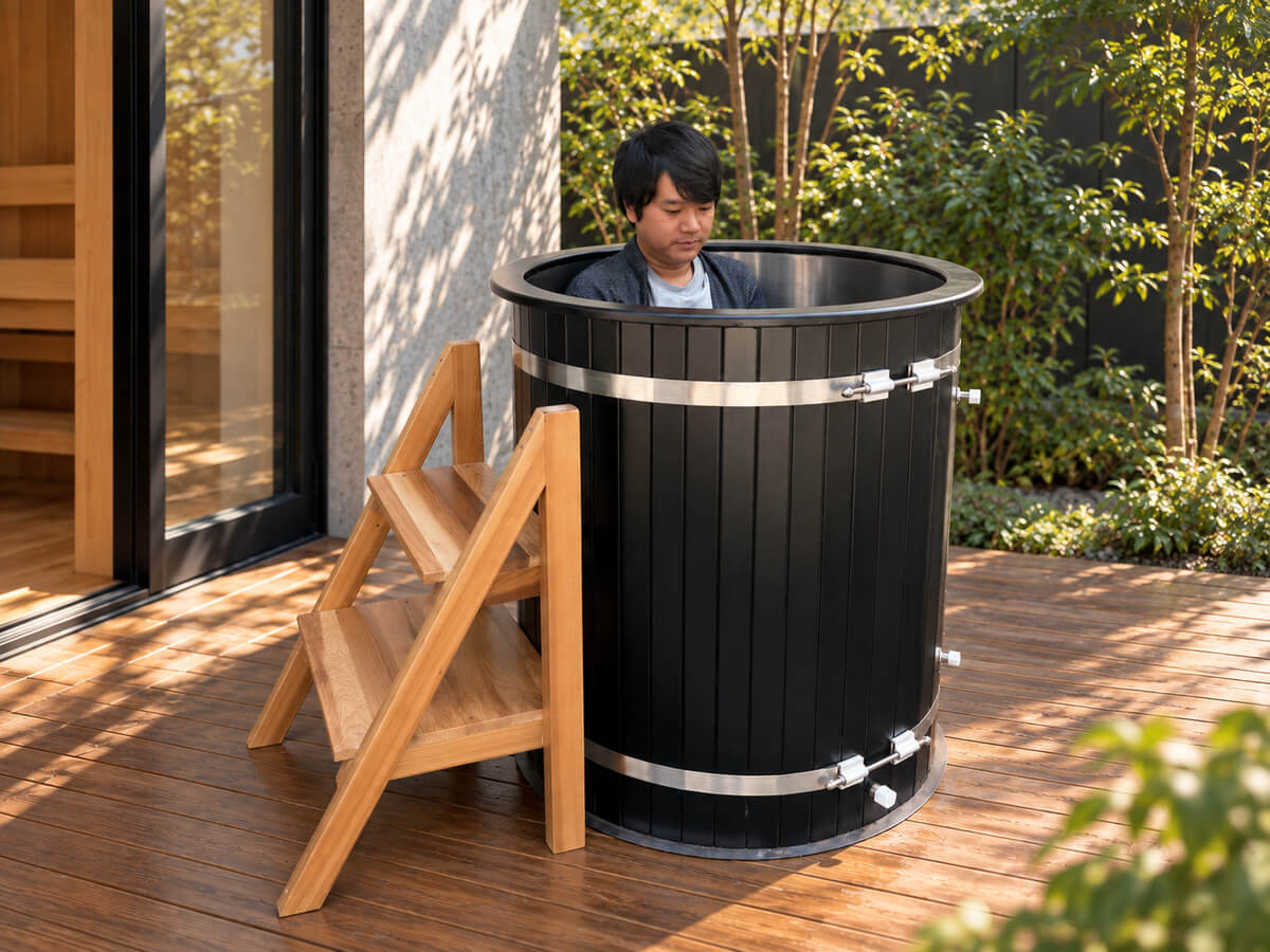 ブラックレッドシダー水風呂｜円形ステンレス浴槽・木製ステップ付き