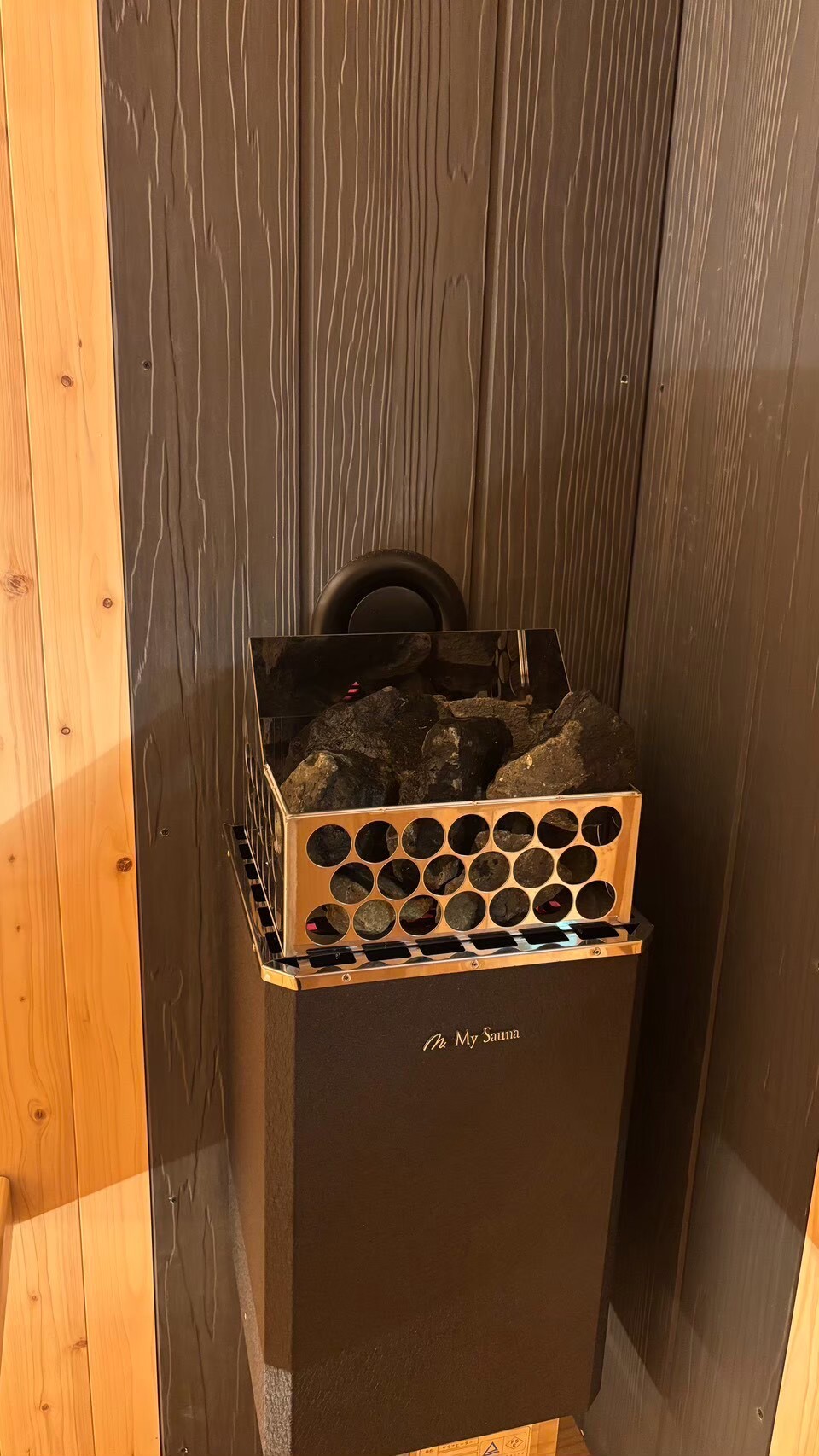 石を載せたサウナストーブ
