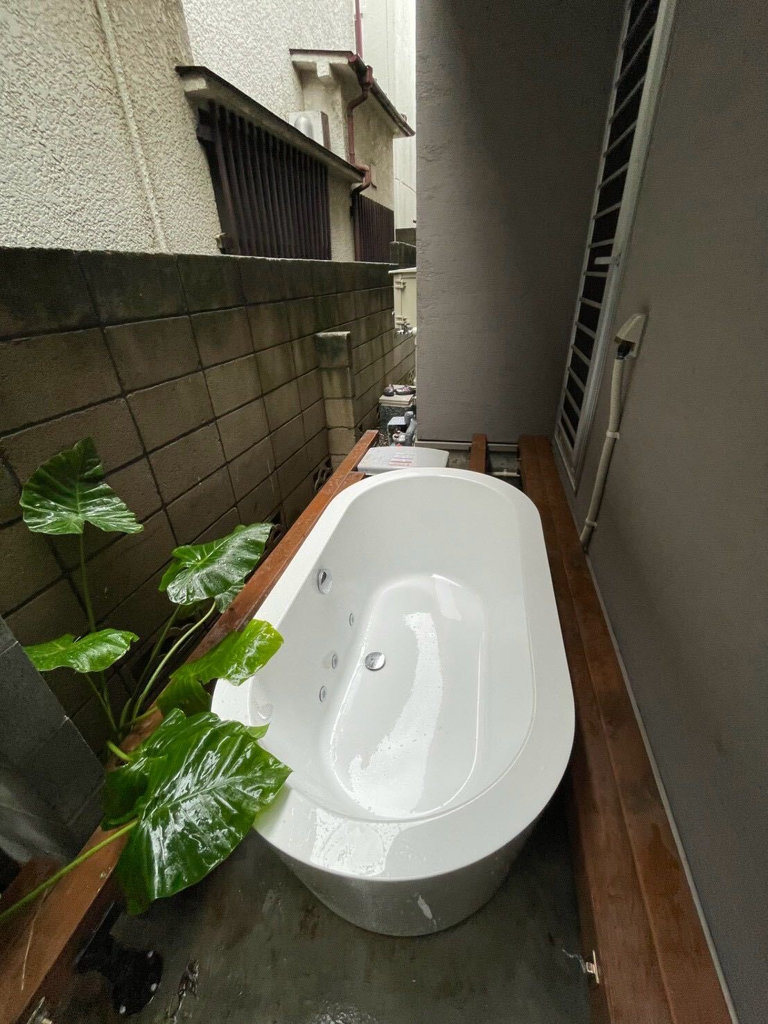 屋外のウッドデッキに設置された水風呂