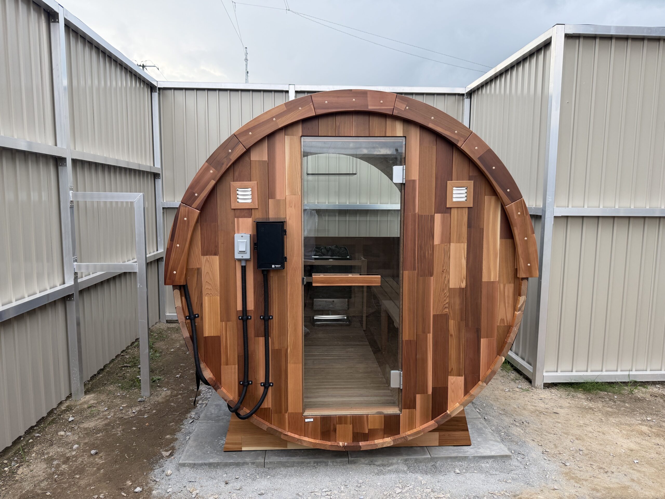 木製サウナ室内のベンチとサウナストーブ
