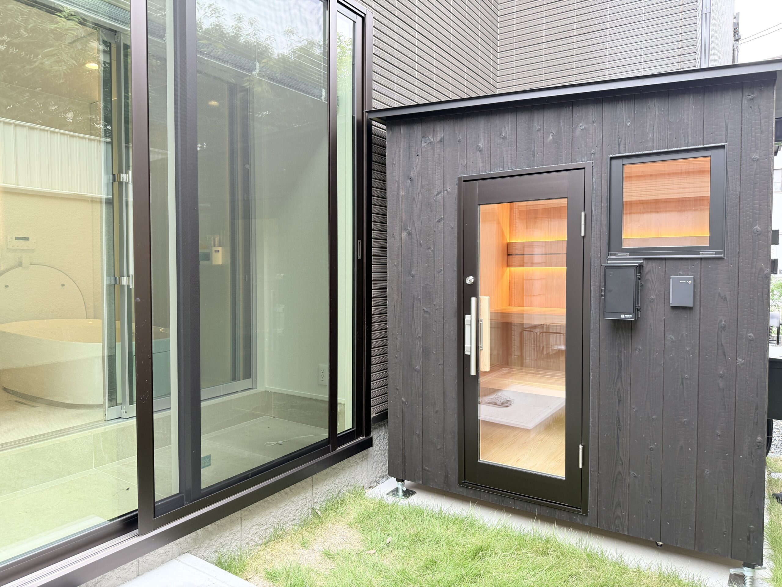 住宅の庭に設置されたサウナの外観