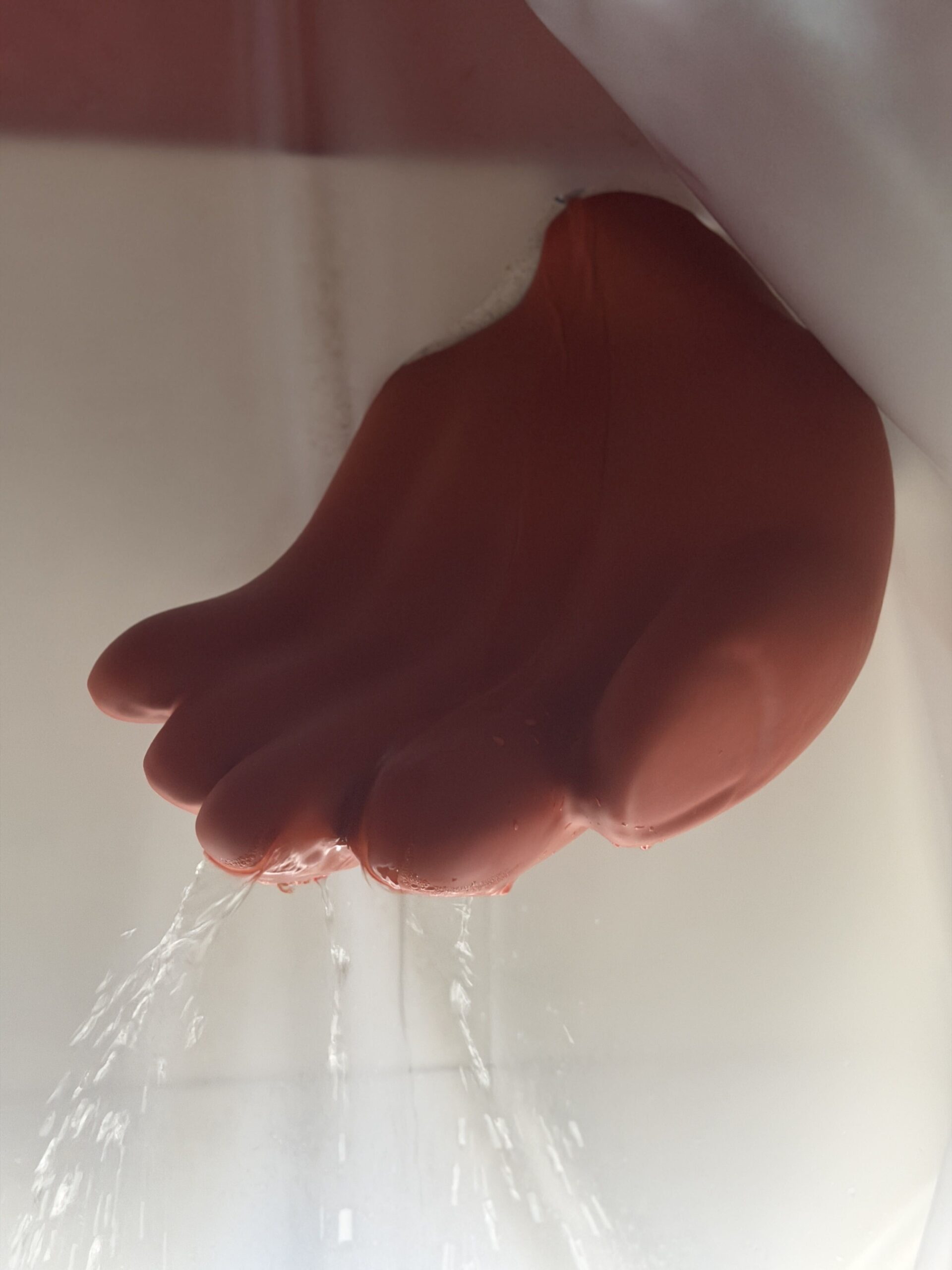 水が流れ落ちる手の形の造形