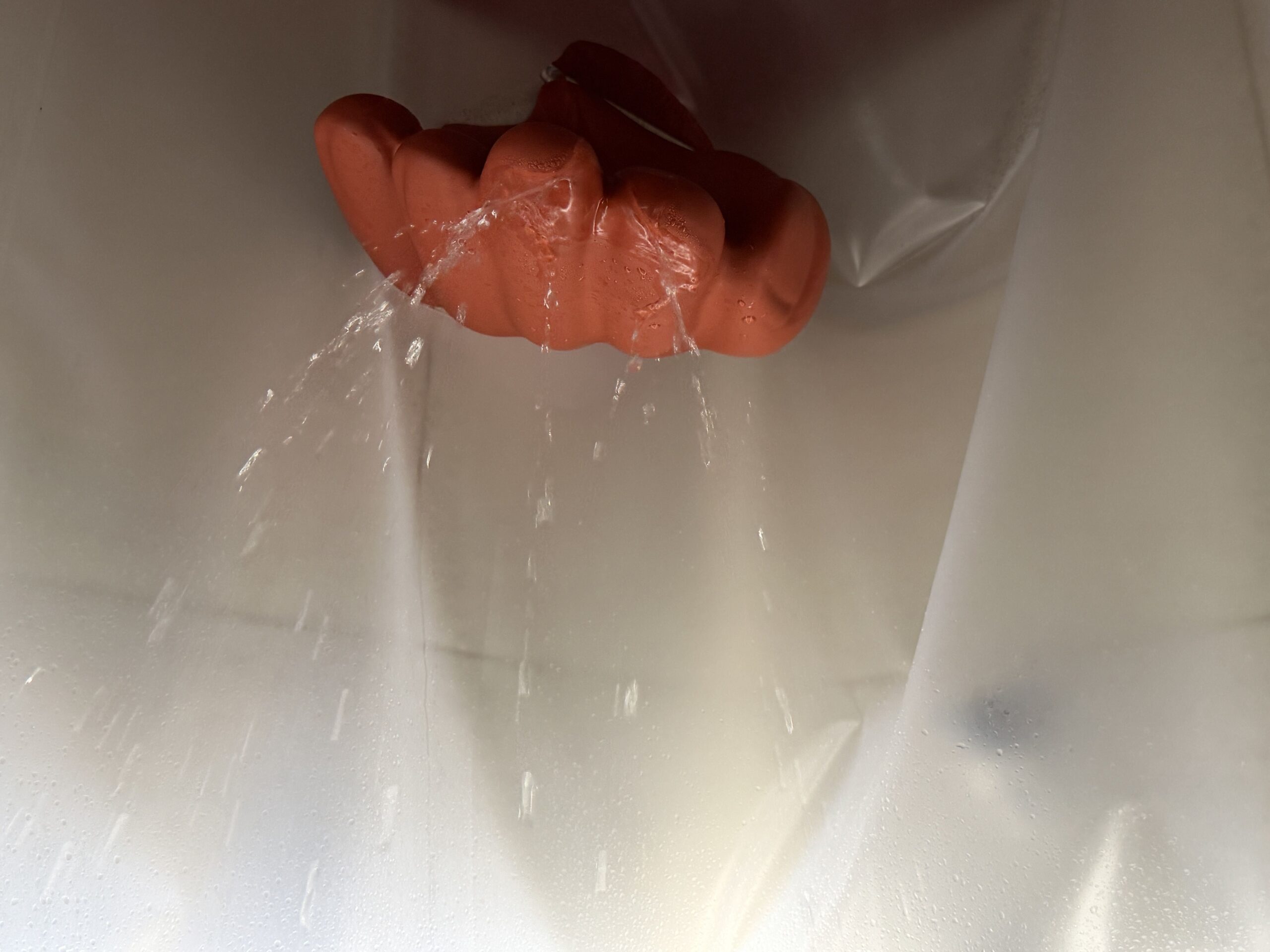 手の形の造形から水が流れる様子