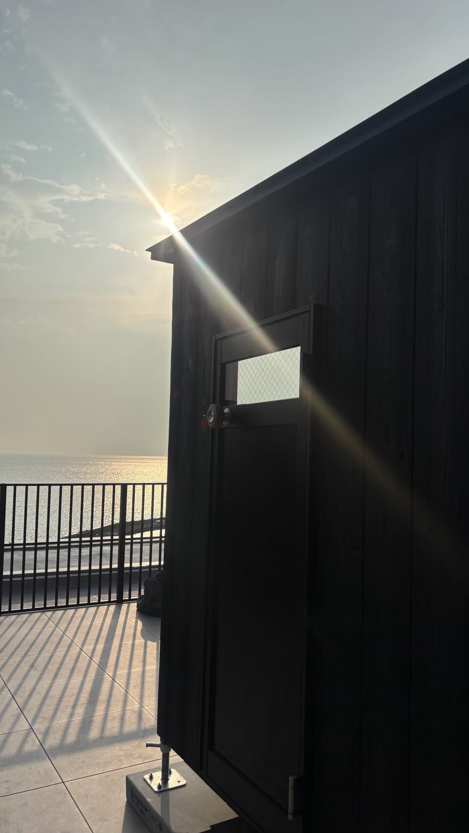 夕日の差す屋外サウナの入口